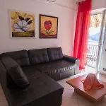 Semesterbostad Pinky House *